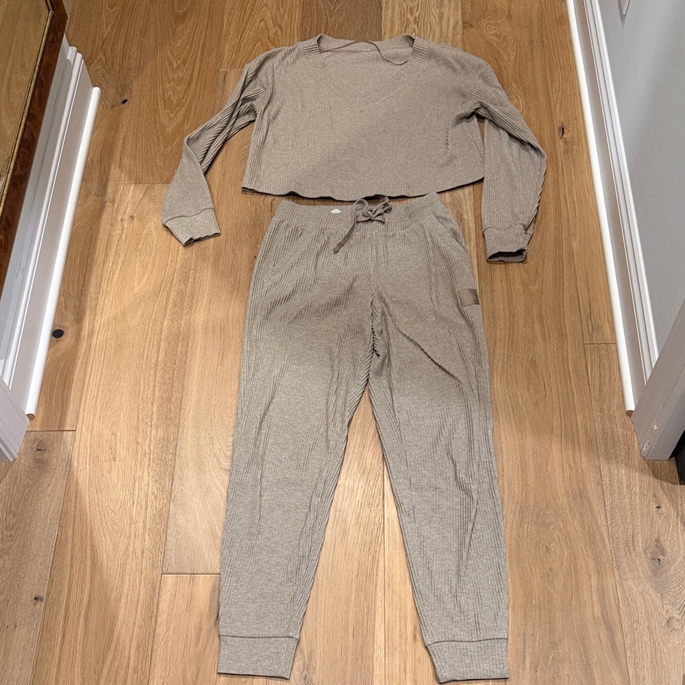 ALO Yoga Women's Ribbed Joggers and Crop Top Set in Taupe